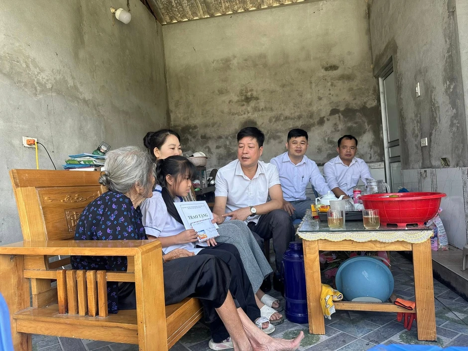 Tuyên Quang khẩn trương hỗ trợ gần 160 gia đình bị tốc mái nhà do dông lốc và mưa đá Tuyên Quang khẩn trương hỗ trợ gần 160 gia đình bị tốc mái nhà do dông lốc và mưa đá