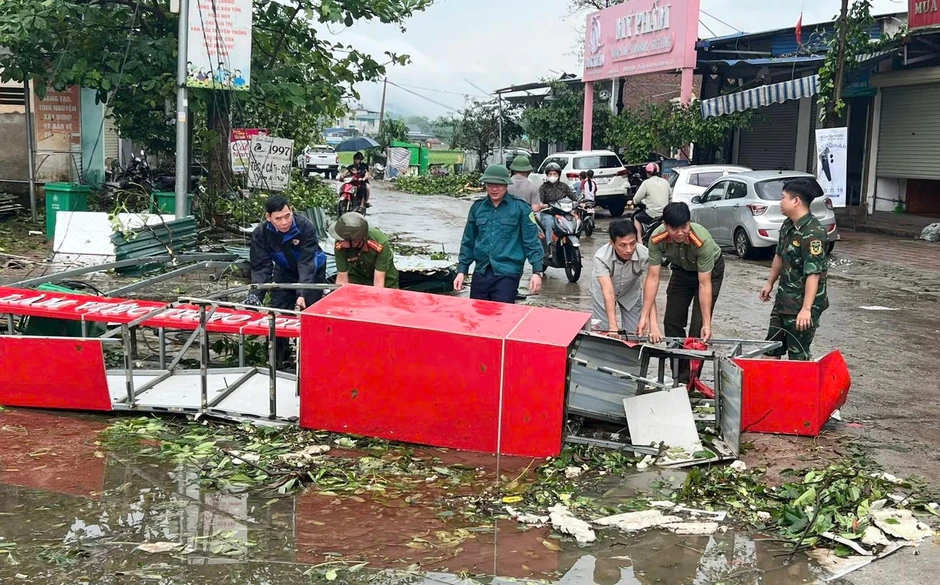 Tuyên Quang khẩn trương hỗ trợ gần 160 gia đình bị tốc mái nhà do dông lốc và mưa đá Tuyên Quang khẩn trương hỗ trợ gần 160 gia đình bị tốc mái nhà do dông lốc và mưa đá