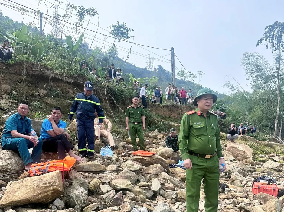 Tuyên Quang: Lật thuyền trên hồ thủy điện, hai vợ chồng mất tích trong đêm Tuyên Quang: Lật thuyền trên hồ thủy điện, hai vợ chồng mất tích trong đêm