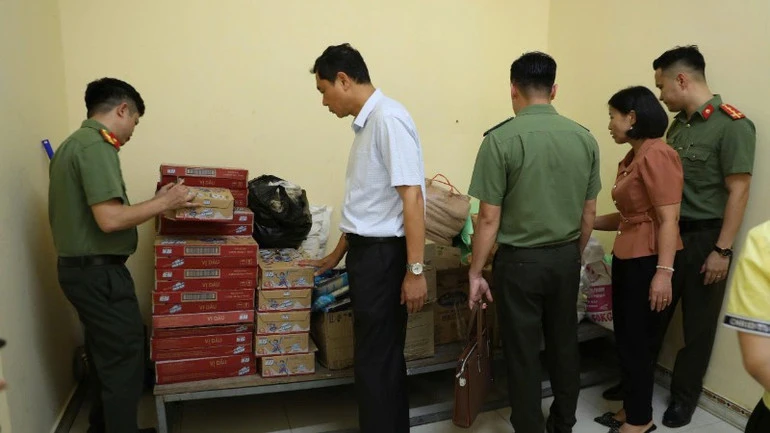 Tuyên Quang tạm đình chỉ công tác hiệu trưởng trường mầm non để xác minh vụ việc an toàn thực phẩm Tuyên Quang tạm đình chỉ công tác hiệu trưởng trường mầm non để xác minh vụ việc an toàn thực phẩm
