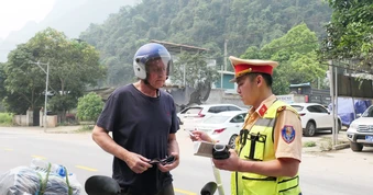 Tuyên Quang tăng cường bảo đảm trật tự an toàn giao thông cho khách du lịch