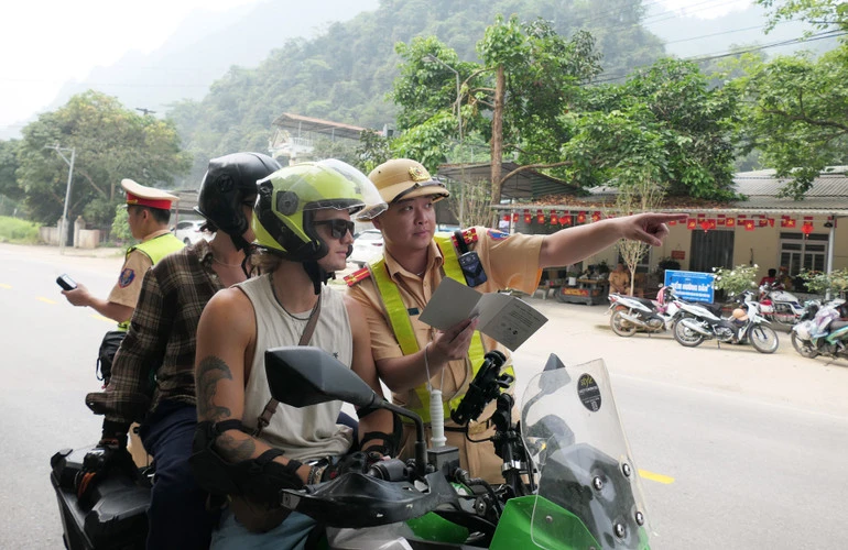 Tuyên Quang tăng cường bảo đảm trật tự an toàn giao thông cho khách du lịch