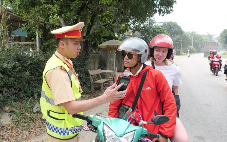 Tuyên Quang tăng cường bảo đảm trật tự an toàn giao thông cho khách du lịch