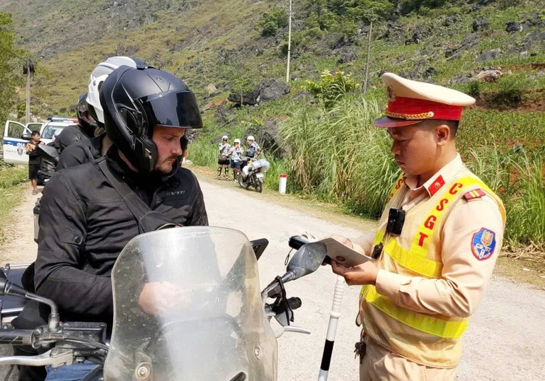 Tuyên Quang tăng cường bảo đảm trật tự an toàn giao thông cho khách du lịch