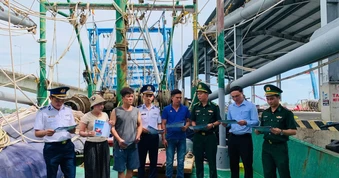 Tuyên truyền chống khai thác hải sản bất hợp pháp cho ngư dân Quảng Trị