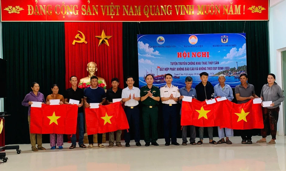 Tuyên truyền chống khai thác hải sản bất hợp pháp cho ngư dân Quảng Trị Tuyên truyền chống khai thác hải sản bất hợp pháp cho ngư dân Quảng Trị