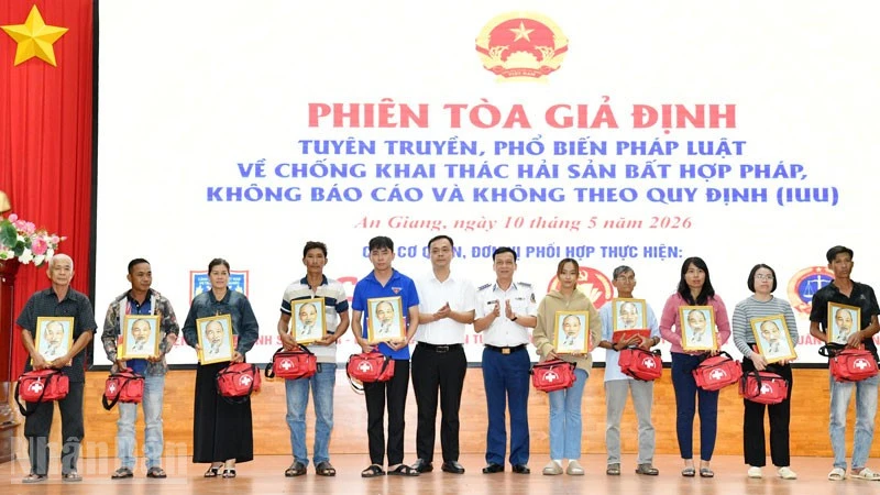 Tuyên truyền chống khai thác IUU bằng “Phiên tòa giả định” Tuyên truyền chống khai thác IUU bằng “Phiên tòa giả định”