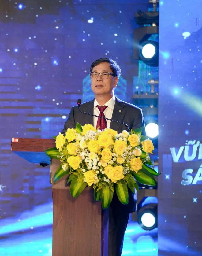 Tỷ phú Phạm Nhật Vượng trả lương thợ lái máy tới 65 triệu/tháng, công nhân 29 triệu/tháng, gom 25.000 quân làm đường sắt Tỷ phú Phạm Nhật Vượng trả lương thợ lái máy tới 65 triệu/tháng, công nhân 29 triệu/tháng, gom 25.000 quân làm đường sắt