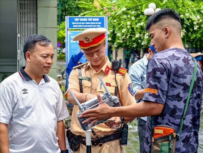 UAV hỗ trợ phát hiện vi phạm, xử lý điểm nghẽn giao thông tại Hà Nội UAV hỗ trợ phát hiện vi phạm, xử lý điểm nghẽn giao thông tại Hà Nội