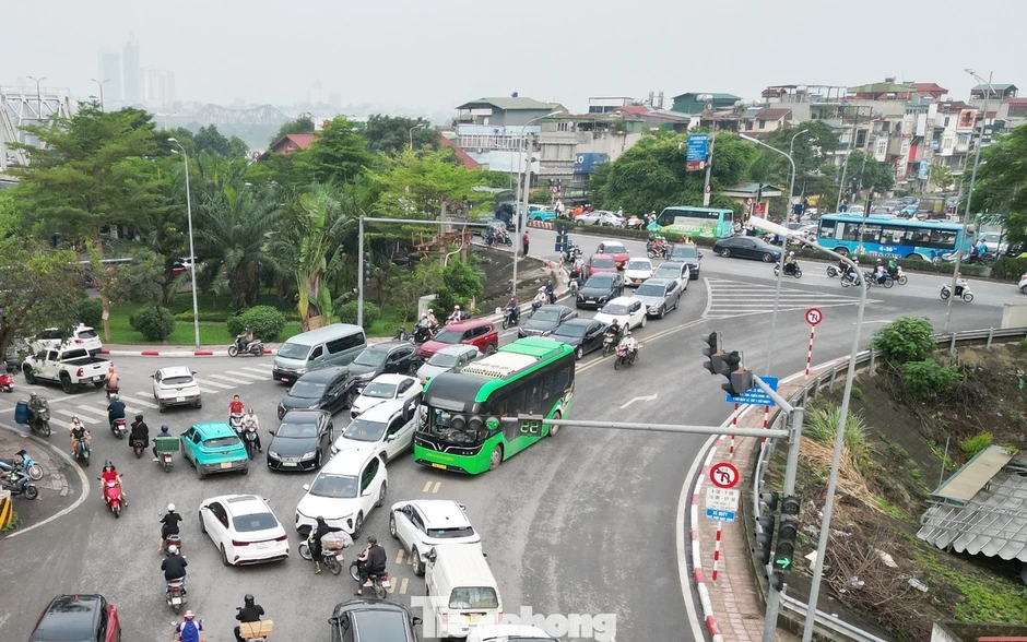 Ùn tắc do cấm cầu Long Biên, cảnh sát phải điều tiết nhiều loại xe qua cầu Vĩnh Tuy Ùn tắc do cấm cầu Long Biên, cảnh sát phải điều tiết nhiều loại xe qua cầu Vĩnh Tuy