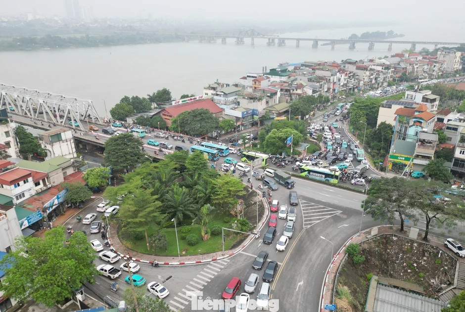 Ùn tắc do cấm cầu Long Biên, cảnh sát phải điều tiết nhiều loại xe qua cầu Vĩnh Tuy Ùn tắc do cấm cầu Long Biên, cảnh sát phải điều tiết nhiều loại xe qua cầu Vĩnh Tuy