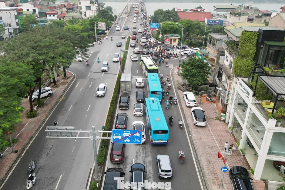 Ùn tắc do cấm cầu Long Biên, cảnh sát phải điều tiết nhiều loại xe qua cầu Vĩnh Tuy Ùn tắc do cấm cầu Long Biên, cảnh sát phải điều tiết nhiều loại xe qua cầu Vĩnh Tuy