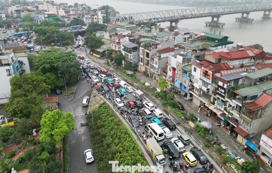 Ùn tắc do cấm cầu Long Biên, cảnh sát phải điều tiết nhiều loại xe qua cầu Vĩnh Tuy Ùn tắc do cấm cầu Long Biên, cảnh sát phải điều tiết nhiều loại xe qua cầu Vĩnh Tuy