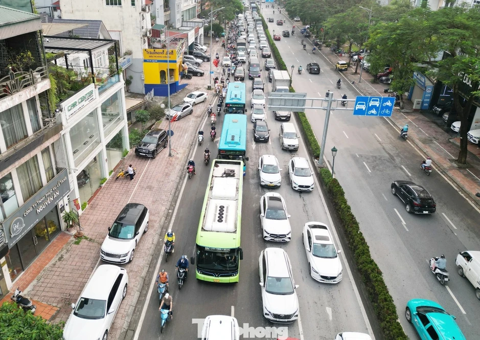 Ùn tắc do cấm cầu Long Biên, cảnh sát phải điều tiết nhiều loại xe qua cầu Vĩnh Tuy Ùn tắc do cấm cầu Long Biên, cảnh sát phải điều tiết nhiều loại xe qua cầu Vĩnh Tuy