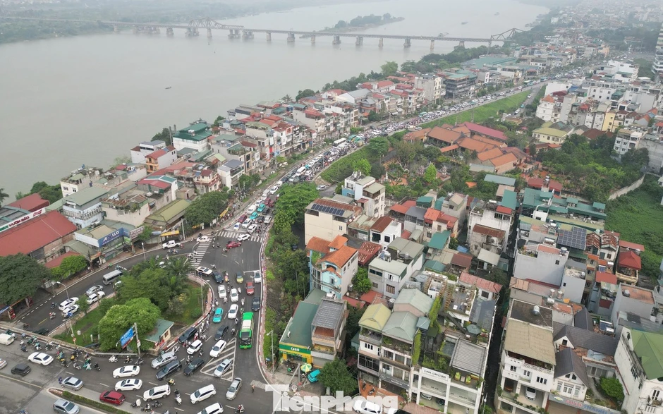 Ùn tắc do cấm cầu Long Biên, cảnh sát phải điều tiết nhiều loại xe qua cầu Vĩnh Tuy Ùn tắc do cấm cầu Long Biên, cảnh sát phải điều tiết nhiều loại xe qua cầu Vĩnh Tuy