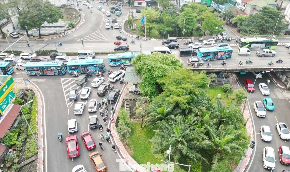 Ùn tắc do cấm cầu Long Biên, cảnh sát phải điều tiết nhiều loại xe qua cầu Vĩnh Tuy Ùn tắc do cấm cầu Long Biên, cảnh sát phải điều tiết nhiều loại xe qua cầu Vĩnh Tuy