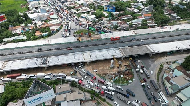 Ùn tắc kéo dài trên Quốc lộ 51 kết nối cao tốc TP Hồ Chí Minh - Long Thành - Dầu Giây Ùn tắc kéo dài trên Quốc lộ 51 kết nối cao tốc TP Hồ Chí Minh - Long Thành - Dầu Giây