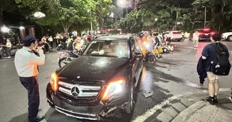 Uống bia rượu, tài xế Mercedes tông xe liên hoàn