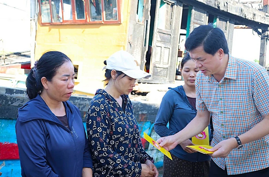 Ủy ban Mặt trận Tổ quốc Việt Nam tỉnh Nghệ An hỗ trợ 5 chủ tàu cá bị cháy Ủy ban Mặt trận Tổ quốc Việt Nam tỉnh Nghệ An hỗ trợ 5 chủ tàu cá bị cháy