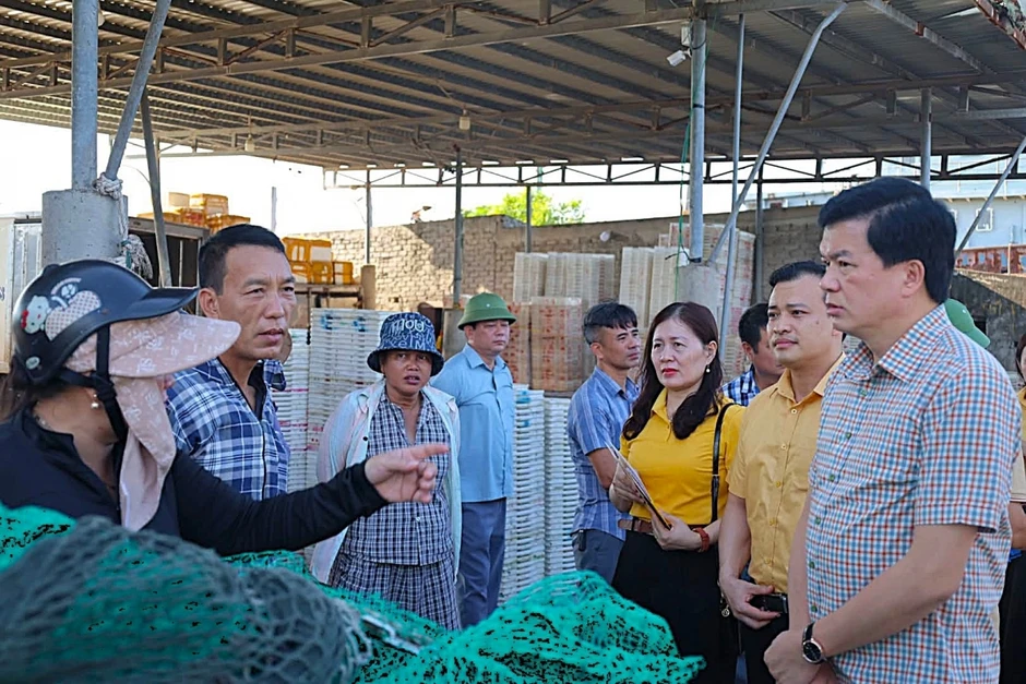 Ủy ban Mặt trận Tổ quốc Việt Nam tỉnh Nghệ An hỗ trợ 5 chủ tàu cá bị cháy Ủy ban Mặt trận Tổ quốc Việt Nam tỉnh Nghệ An hỗ trợ 5 chủ tàu cá bị cháy