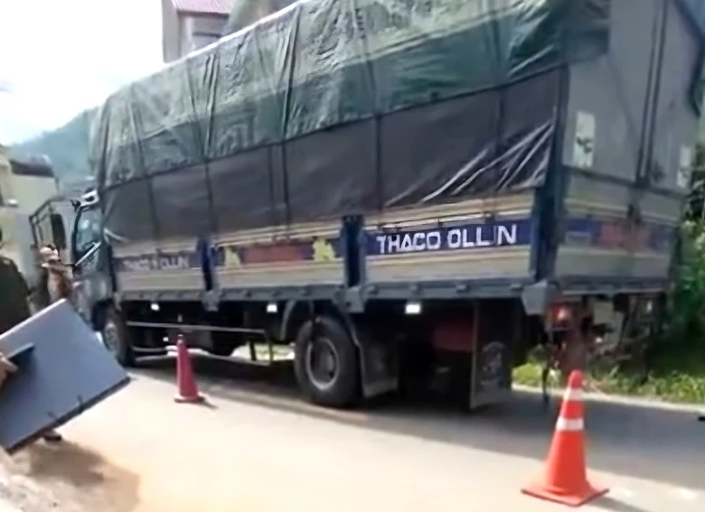 Va chạm giữa ô tô và xe máy điện ở Phú Thọ, 2 cháu nhỏ tử vong thương tâm Va chạm giữa ô tô và xe máy điện ở Phú Thọ, 2 cháu nhỏ tử vong thương tâm