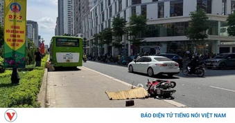 Va chạm giữa xe buýt và xe máy trên đường Lê Văn Lương, một phụ nữ tử vong