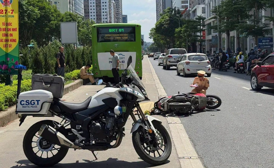 Va chạm giữa xe buýt và xe máy trên đường Lê Văn Lương, một phụ nữ tử vong Va chạm giữa xe buýt và xe máy trên đường Lê Văn Lương, một phụ nữ tử vong