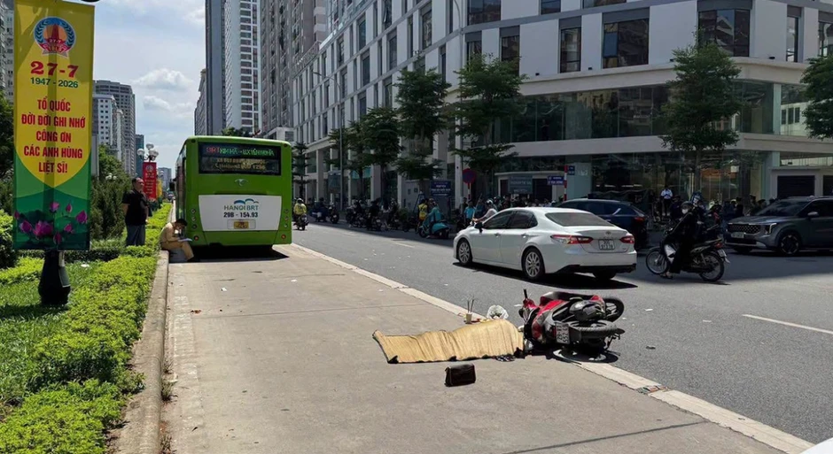 Va chạm giữa xe buýt và xe máy trên đường Lê Văn Lương, một phụ nữ tử vong Va chạm giữa xe buýt và xe máy trên đường Lê Văn Lương, một phụ nữ tử vong