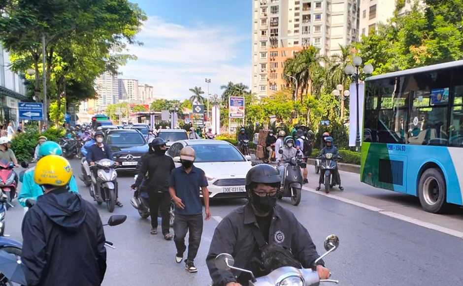 Va chạm giữa xe buýt và xe máy trên đường Lê Văn Lương, một phụ nữ tử vong Va chạm giữa xe buýt và xe máy trên đường Lê Văn Lương, một phụ nữ tử vong