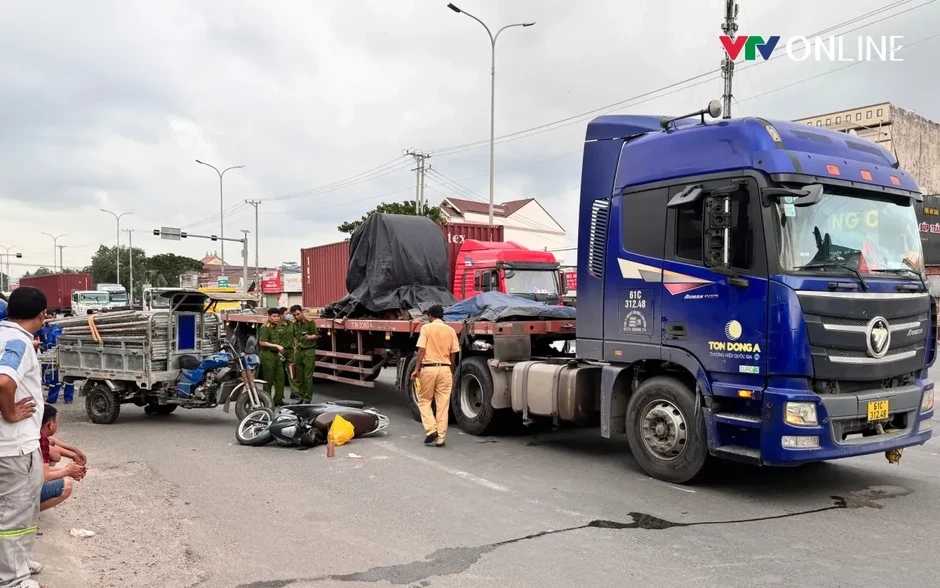 Va chạm giữa xe đầu kéo và mô tô khiến hai người thương vong Va chạm giữa xe đầu kéo và mô tô khiến hai người thương vong