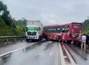 Va chạm liên hoàn gây ùn tắc cục bộ trên cao tốc Nội Bài - Lào Cai