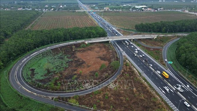 Va chạm liên hoàn giữa 5 xe ô tô, cao tốc Phan Thiết – Dầu Giây ùn dài 6 km Va chạm liên hoàn giữa 5 xe ô tô, cao tốc Phan Thiết – Dầu Giây ùn dài 6 km