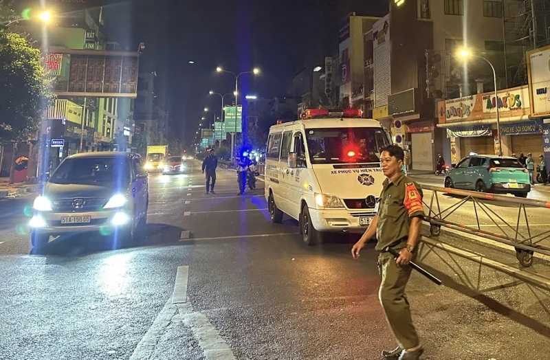 Va chạm liên hoàn trên cầu vượt Hoàng Hoa Thám, 2 người thương vong Va chạm liên hoàn trên cầu vượt Hoàng Hoa Thám, 2 người thương vong