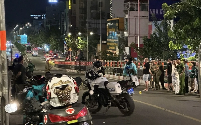 Va chạm liên hoàn trên cầu vượt Hoàng Hoa Thám, 2 người thương vong Va chạm liên hoàn trên cầu vượt Hoàng Hoa Thám, 2 người thương vong