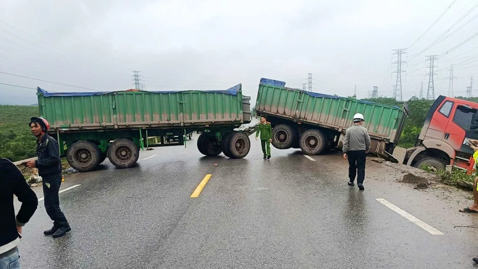 Va chạm với xe đầu kéo, hai người phụ nữ đi xe máy tử vong Va chạm với xe đầu kéo, hai người phụ nữ đi xe máy tử vong