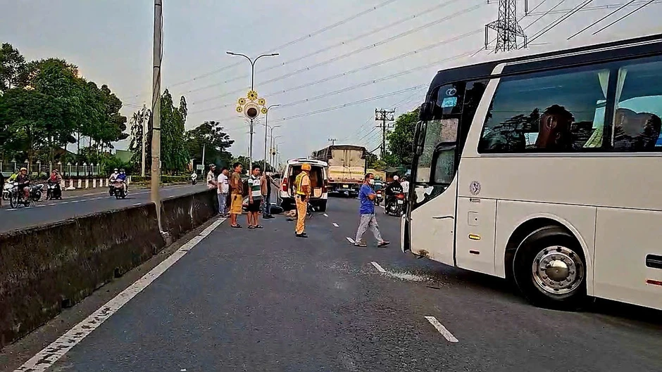 Va chạm với xe khách đang lùi, một người tử vong Va chạm với xe khách đang lùi, một người tử vong