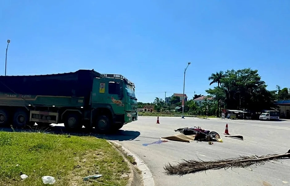 Va chạm với xe tải, người đàn ông đi xe máy tử vong tại chỗ Va chạm với xe tải, người đàn ông đi xe máy tử vong tại chỗ