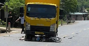 Va chạm với xe thư báo, 2 người đi xe máy thương vong