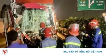 Va chạm xe đầu kéo trên cao tốc ở Đồng Nai, tài xế xe khách tử vong