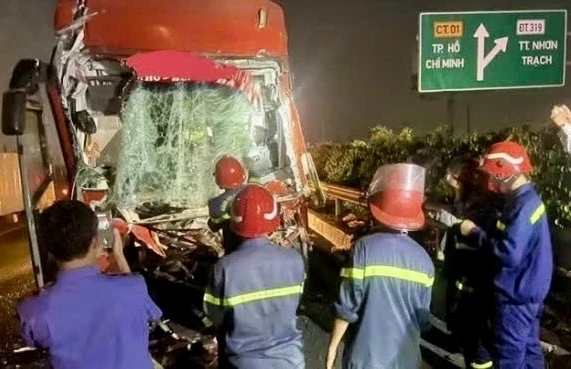 Va chạm xe đầu kéo trên cao tốc ở Đồng Nai, tài xế xe khách tử vong Va chạm xe đầu kéo trên cao tốc ở Đồng Nai, tài xế xe khách tử vong