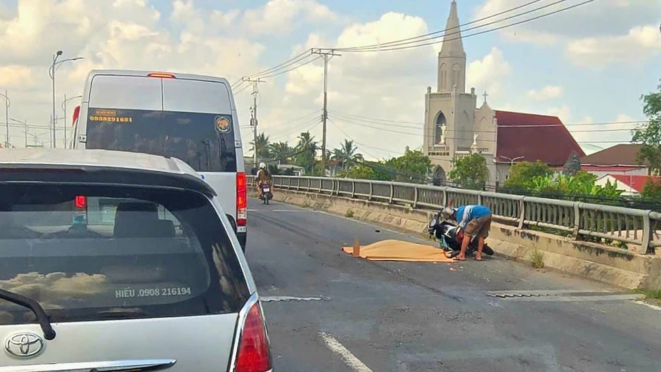 Va chạm xe khách trên Quốc lộ 1, người phụ nữ đi xe máy tử vong Va chạm xe khách trên Quốc lộ 1, người phụ nữ đi xe máy tử vong