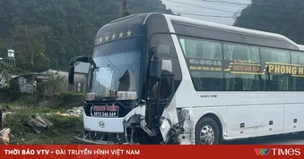 Va chạm xe khách trên Quốc lộ 6, ô tô con biến dạng