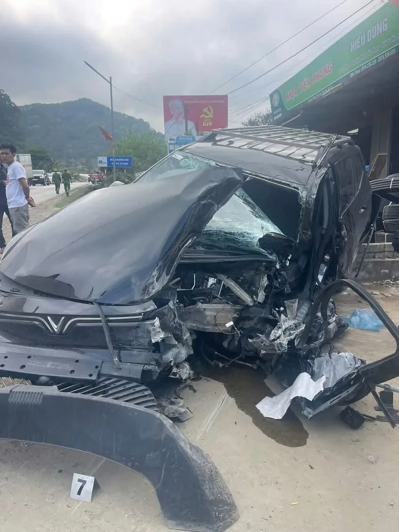 Va chạm xe khách trên Quốc lộ 6, ô tô con biến dạng