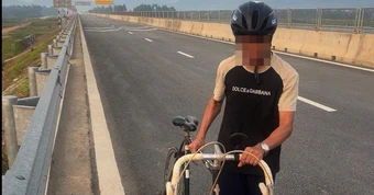 Vào cao tốc mới khai thác để... buôn bán, chạy xe đạp