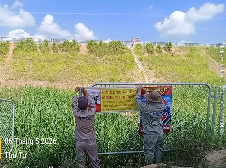 Vào cao tốc mới khai thác để... buôn bán, chạy xe đạp Vào cao tốc mới khai thác để... buôn bán, chạy xe đạp