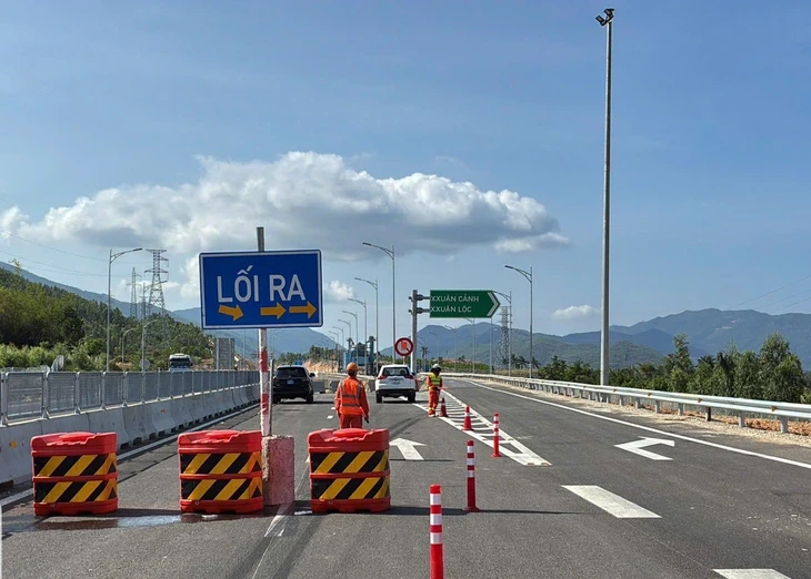 Vào cao tốc mới khai thác để... buôn bán, chạy xe đạp Vào cao tốc mới khai thác để... buôn bán, chạy xe đạp