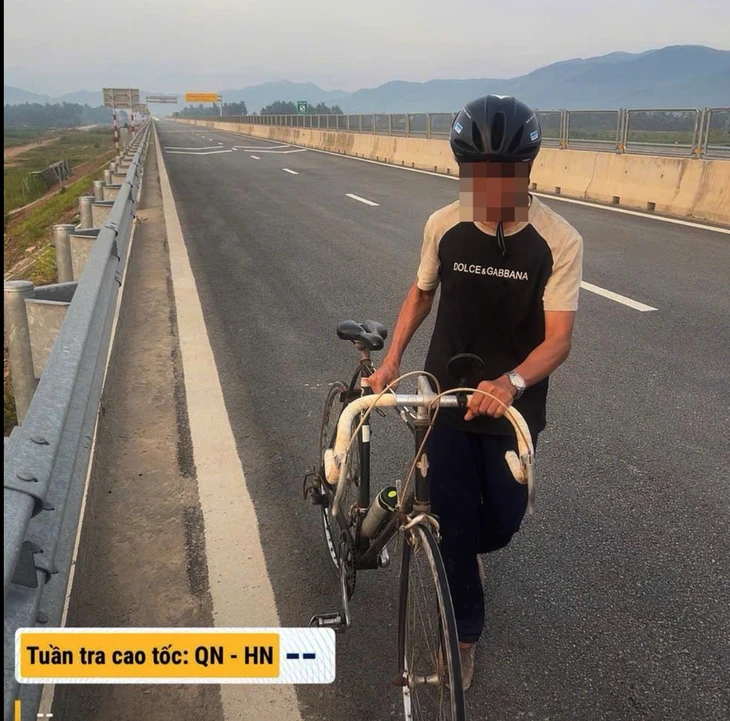 Vào cao tốc mới khai thác để... buôn bán, chạy xe đạp Vào cao tốc mới khai thác để... buôn bán, chạy xe đạp