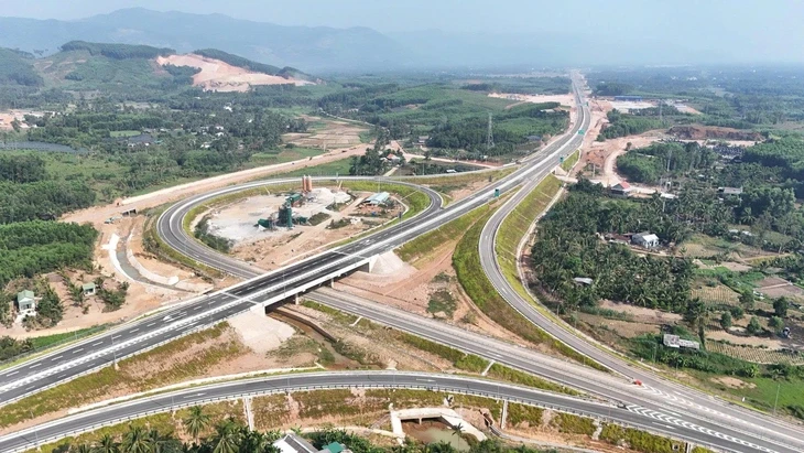 Vào cao tốc mới khai thác để... buôn bán, chạy xe đạp Vào cao tốc mới khai thác để... buôn bán, chạy xe đạp