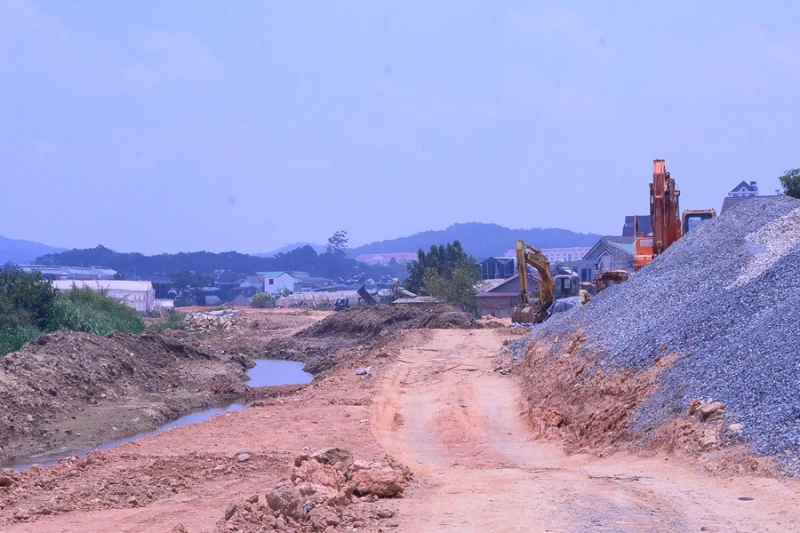 Vật liệu xây dựng tăng, giải phóng mặt bằng chậm, tiến độ nhiều dự án bị ảnh hưởng Vật liệu xây dựng tăng, giải phóng mặt bằng chậm, tiến độ nhiều dự án bị ảnh hưởng