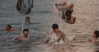 VDIEO: Hà Nội nắng như đổ lửa trên 40 độ C, người dân ùn ùn ra sông Hồng, Hồ Tây giải nhiệt